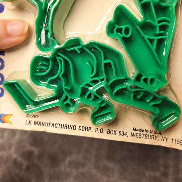 VINTAGE SPORTS THEME COOKIE CUTTERS NOS 1989 LK MANUFACTURING BAKING NIP RARE - Picture 6 of 7